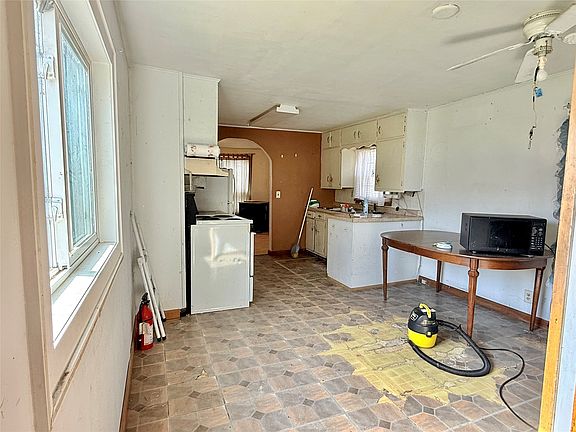 4th image of 231 Lulu Avenue W