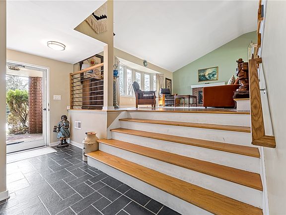 4th image of 1466 Laurel Dr