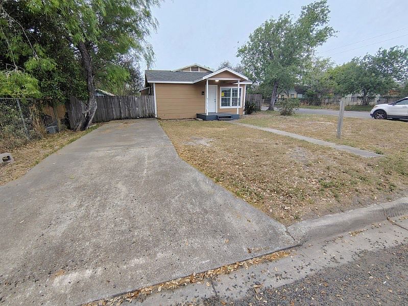 2nd image of 229 W Nettie Ave