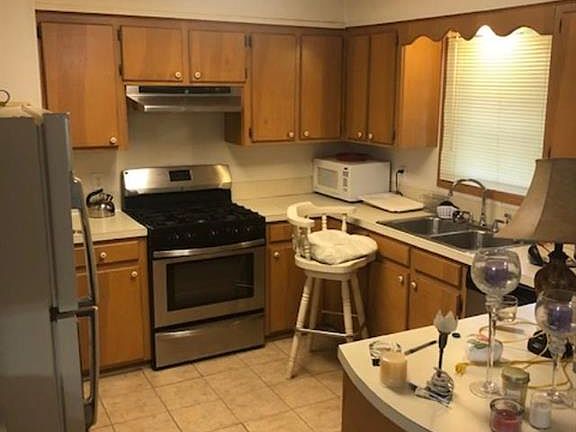 3rd image of 1517 W Court Dr