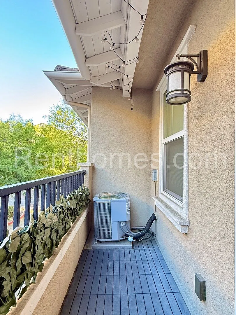 San Elijo Hills, 2113 Cosmo Wy, LVP Floors, Granite Counters, AC, Community Pool and Spa, 2 Car G... — Photo 4