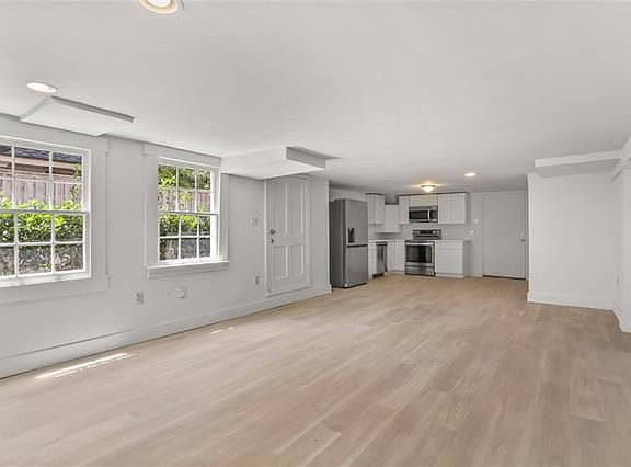 3rd image of 2830 1/2 Jefferson Ave