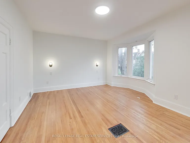 218 Montrose Ave — Photo 30
