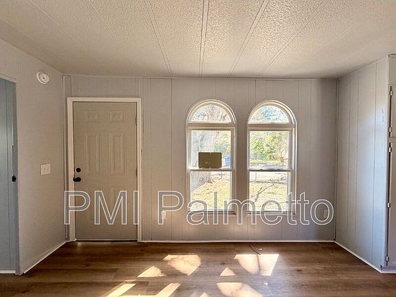 3rd image of 3911 Persimmon St