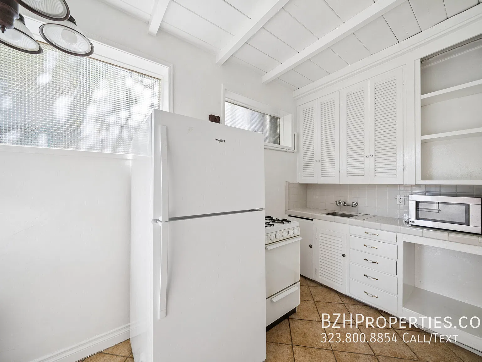 Hollywood Hills Studio — Photo 4