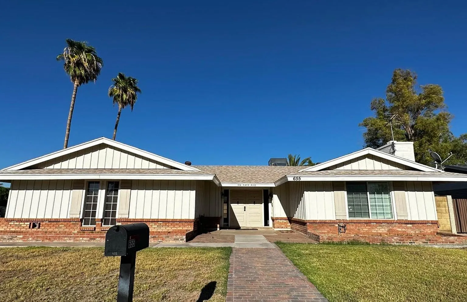 Mesa rental in Coury Estates — Photo 1