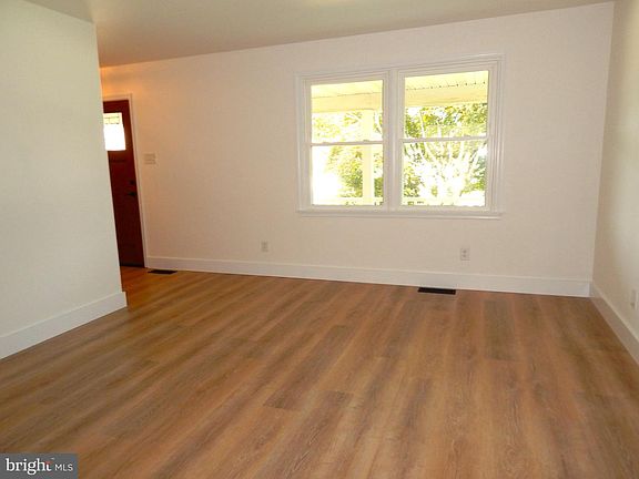 4th image of 79 Lee St