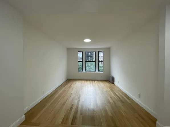 461 Fort Washington Avenue image 1 of 10