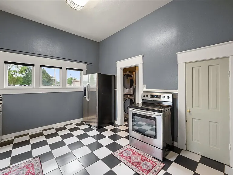 607 W Brown St — Photo 13
