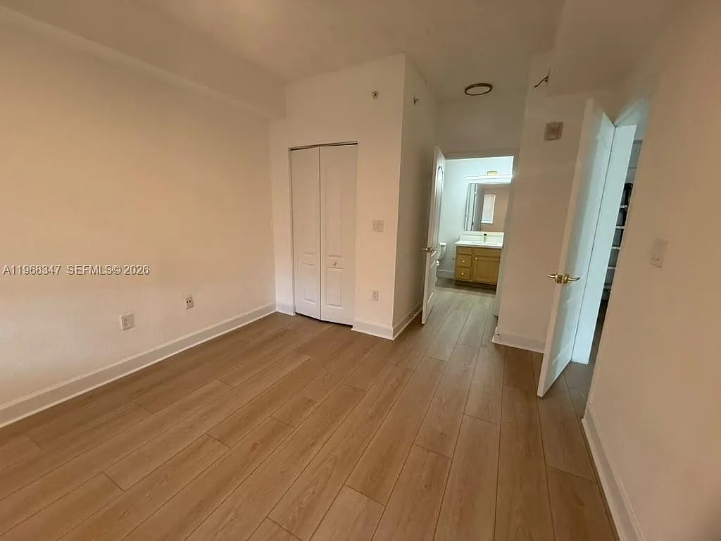 Valencia Condo — Photo 3