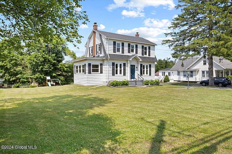 3rd image of 293 Whiteview Road