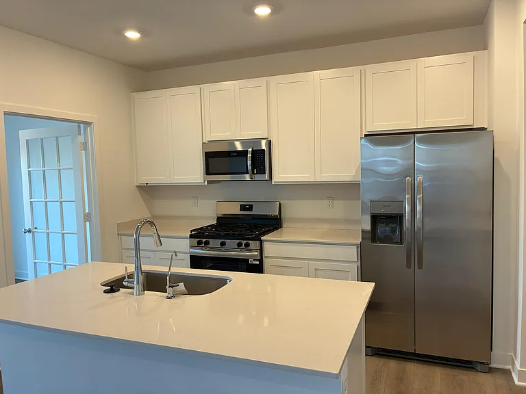 410 Monarch Ln — Photo 5
