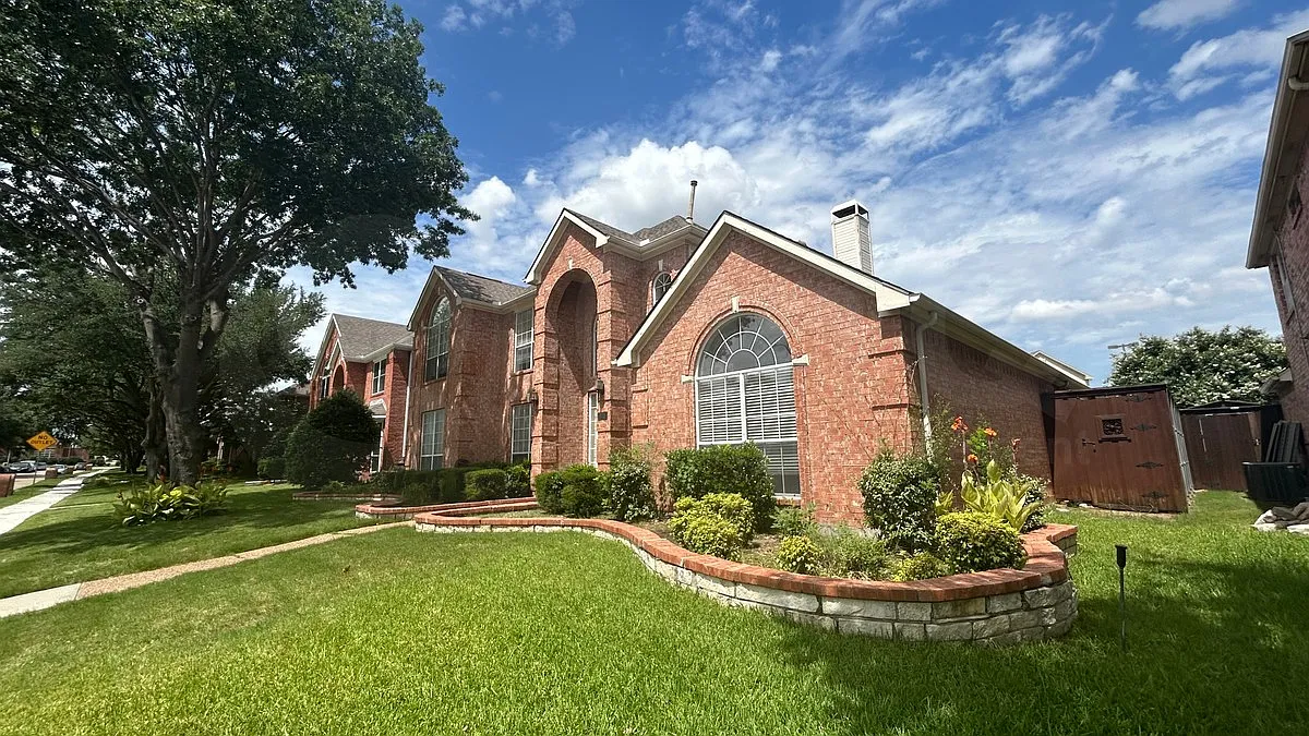 4 bed, 4.0 bath, 3343 sqft, $3,399 — Photo 2