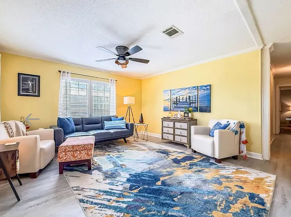 253 Oak St SW, Labelle, FL 33935