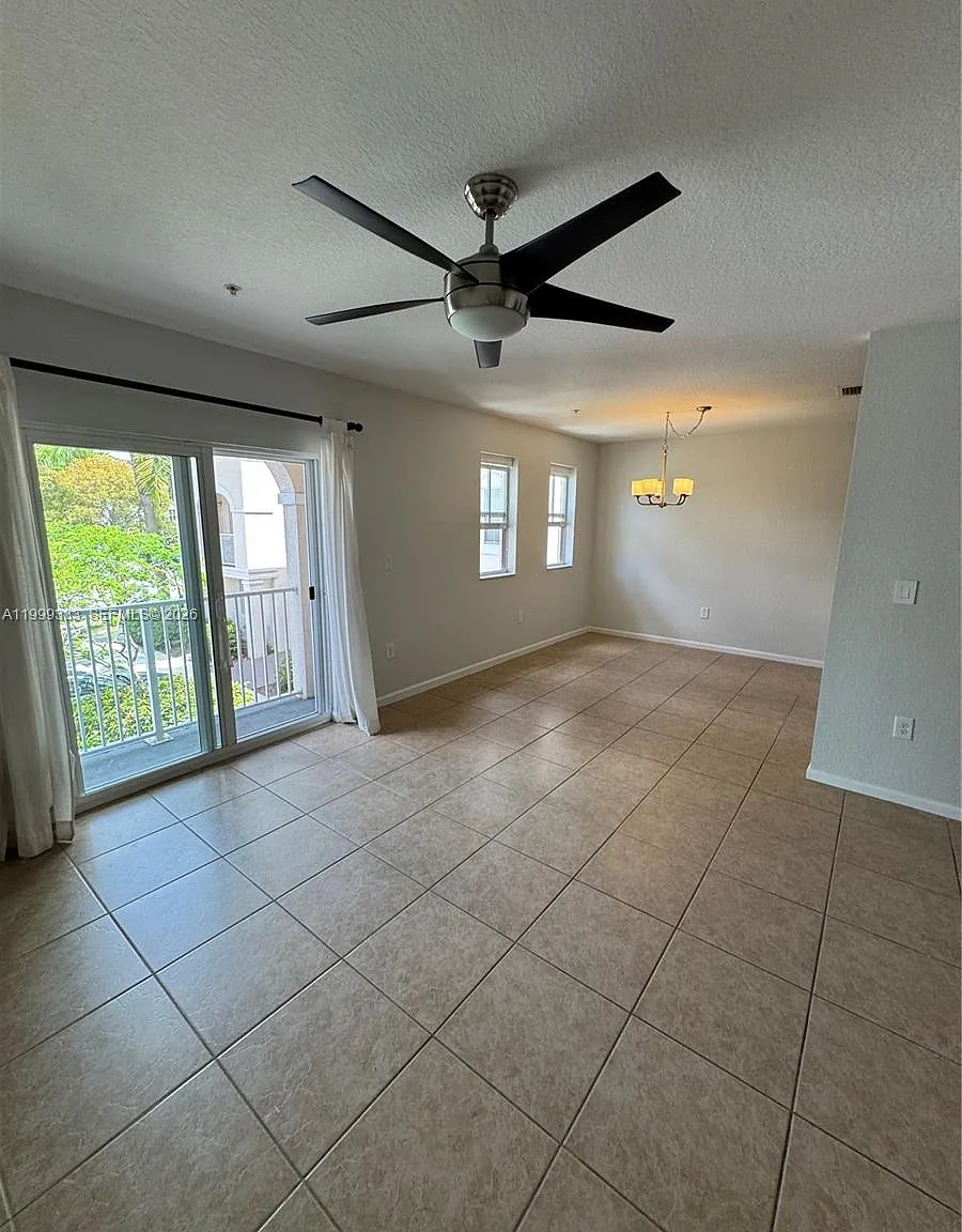 3 bed, 1256 sqft, $2,850 — Photo 2
