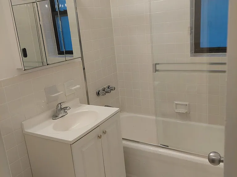 235 E 46th St #3C — Photo 4