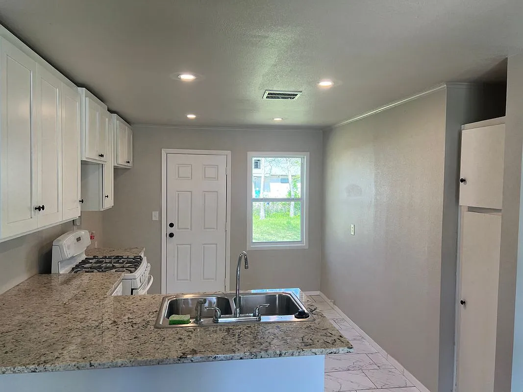 3 bed, 1.0 bath, 936 sqft, $1,400 — Photo 2