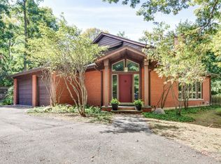 1175 Edgewood Rd, Lake Forest, IL 60045
