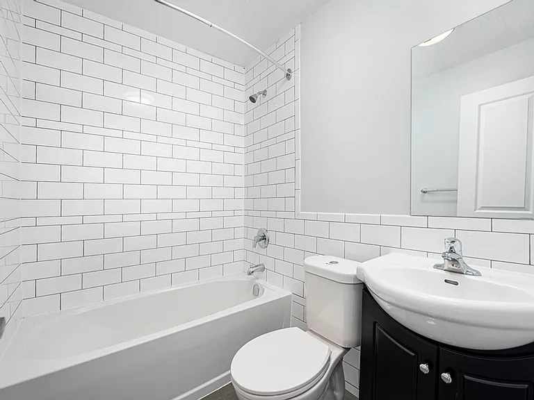 1140 Mary St N — Photo 9