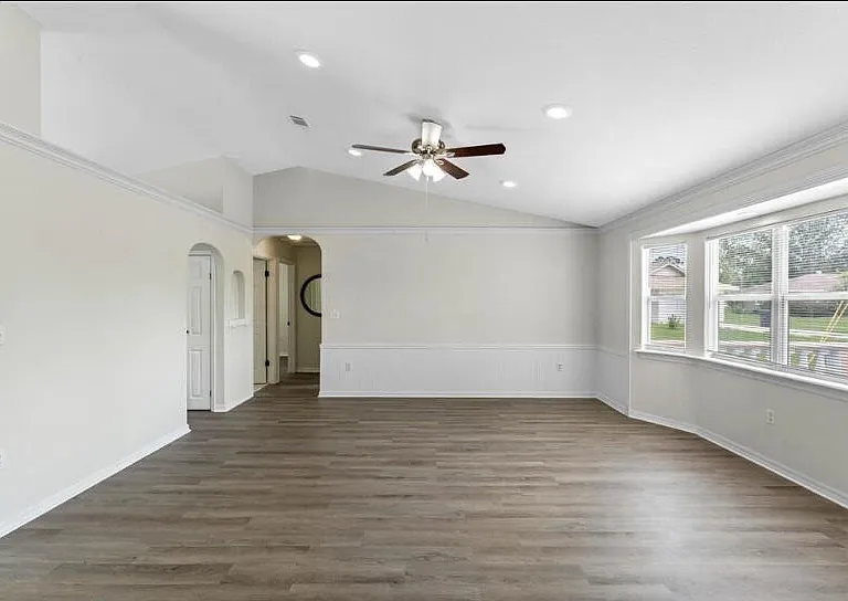 613 Antelope Ln — Photo 2