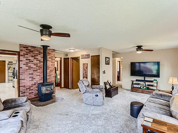 5th image of 3855 SE Cedar St