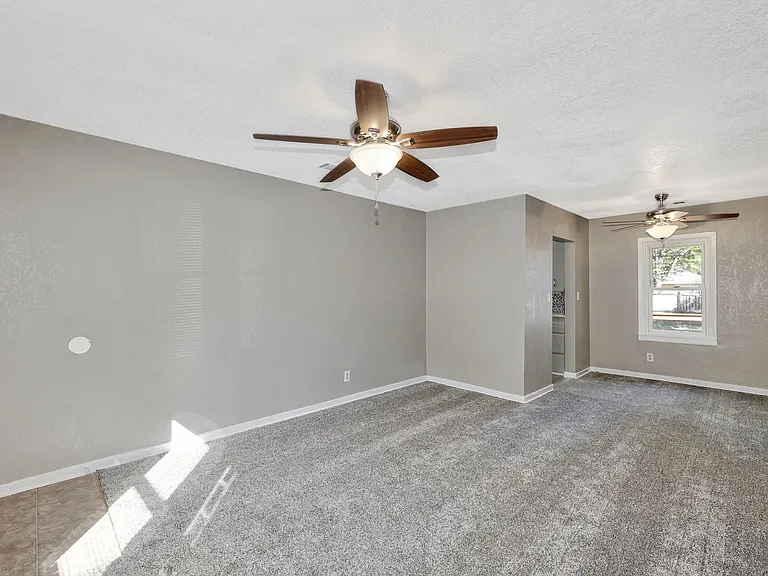 330 N Gordon Ave — Photo 8