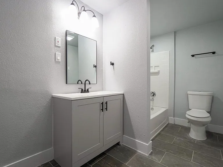 1139 Morales St — Photo 2