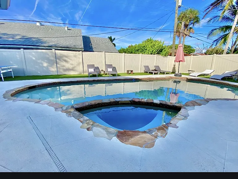 729 Heron Dr — Photo 9