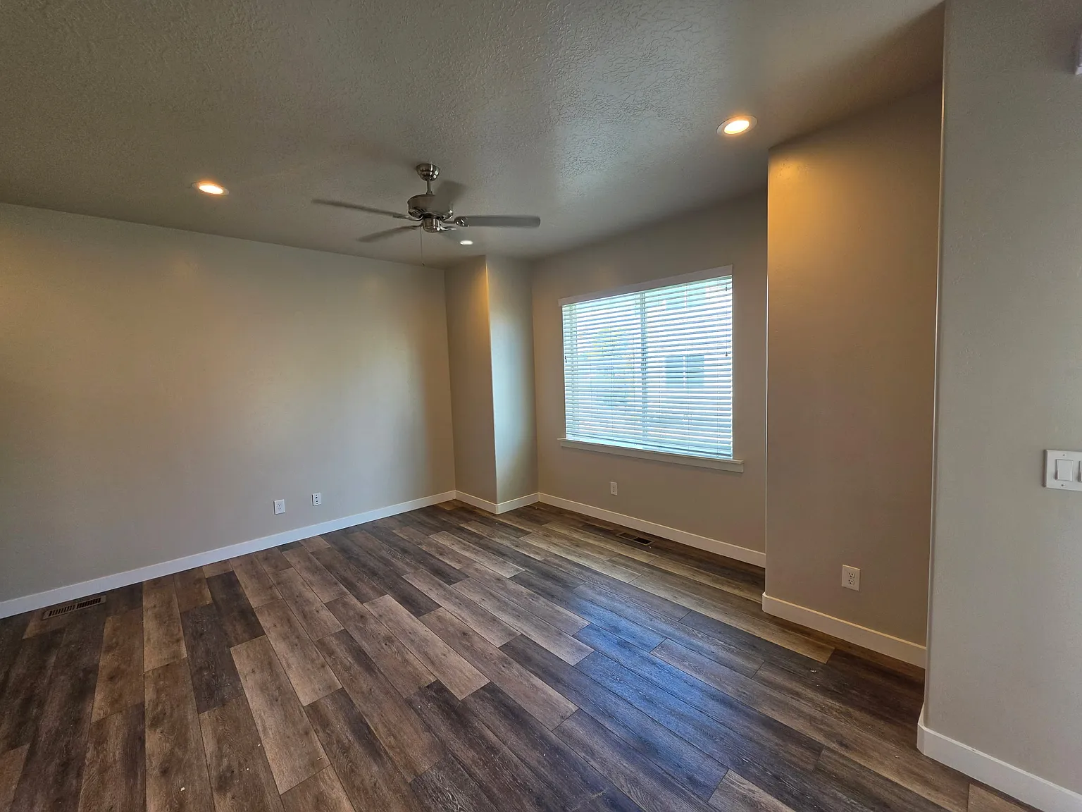 3 bed, 2.5 bath, 1885 sqft, $1,995 — Photo 3