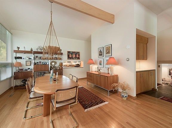 5th image of 555 Park Ave