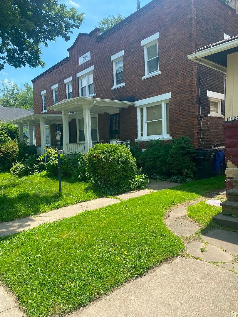 10524-28 Gooding Ave — Photo 1