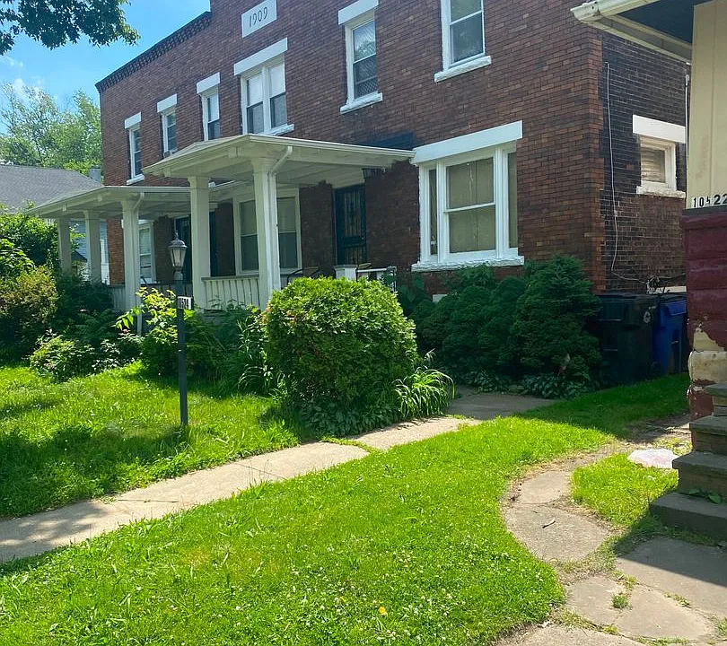 10524-28 Gooding Ave