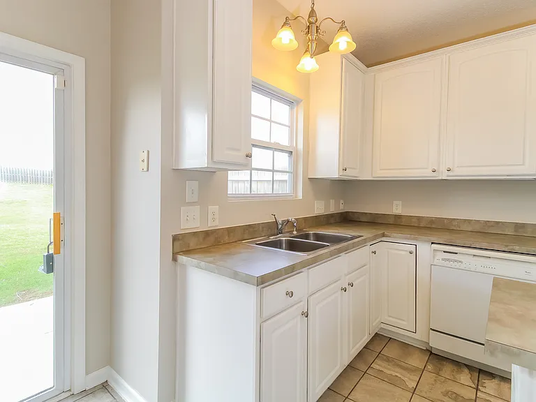 1225 Hampton Park Dr — Photo 6