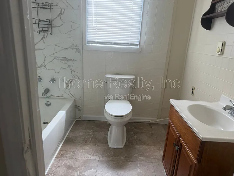 517 NE Main St — Photo 16