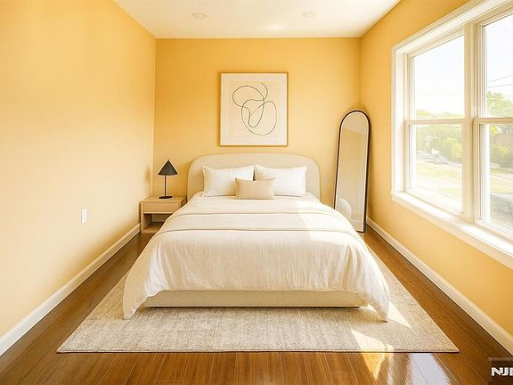 5th image of 153 Walnut St