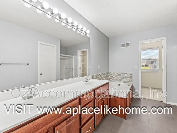 2216 SW Rambling Vine Rd, Lees Summit, MO 64082