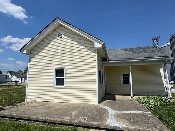 4th image of 102 W Main St