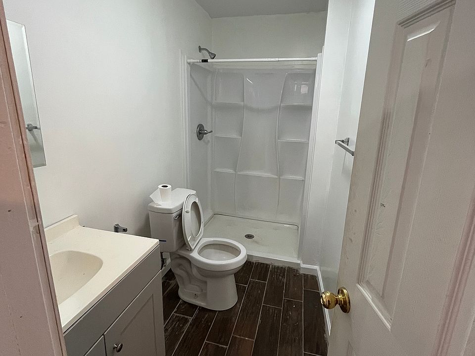 2nd image of 215 McDaniel St