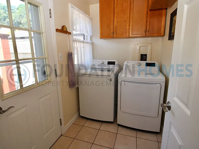130 Suffield Ave — Photo 12