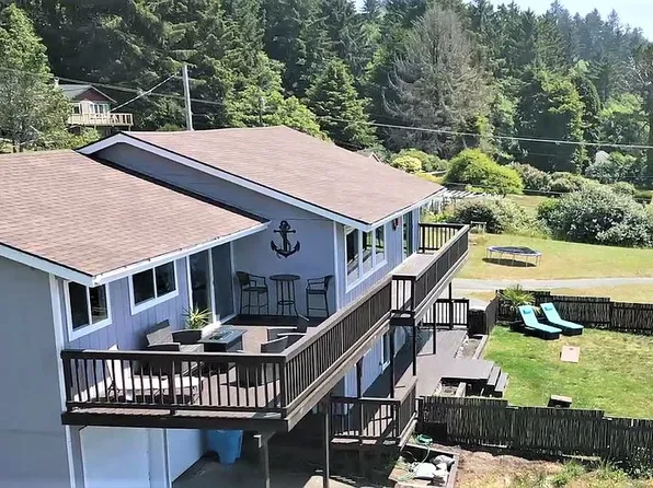 13881 Ocean View Dr, Smith River, CA 95567