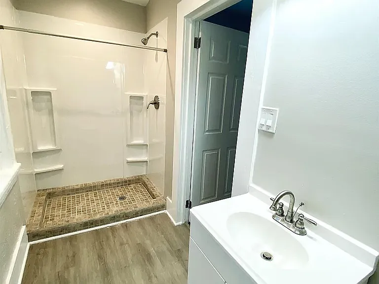 240 Helen St — Photo 10