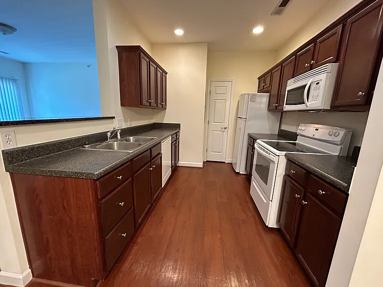 Kendall Square Apartments — Photo 4