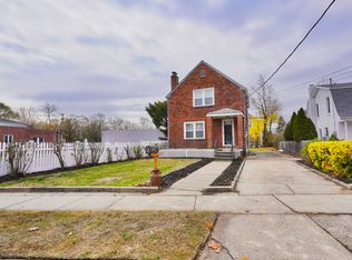 5 Ashwood Rd, Port Washington, NY 11050