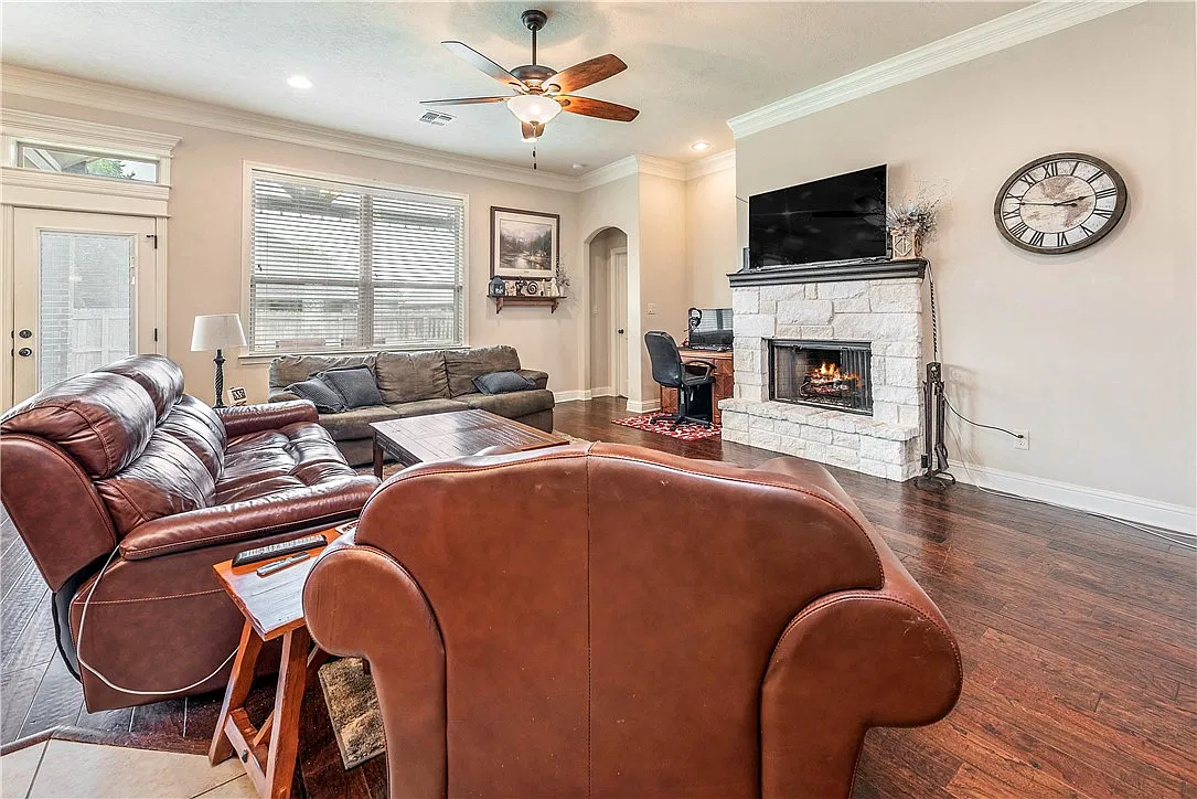 3 bed, 2.5 bath, 2045 sqft, $2,300 — Photo 2