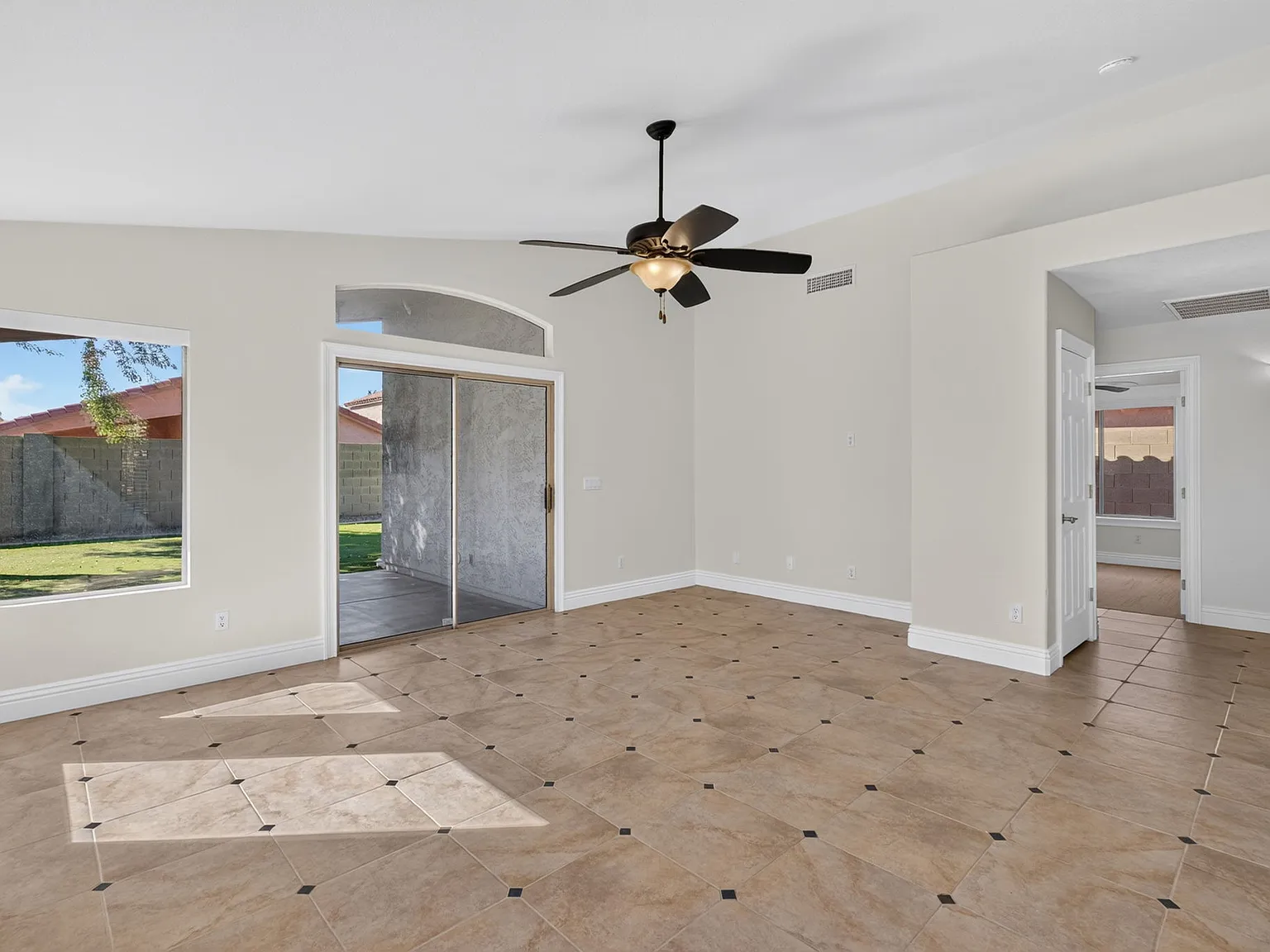 3 bed, 1358 sqft, $2,500 — Photo 4