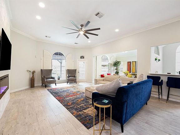 3rd image of 4507 Crescent Lakes Cir