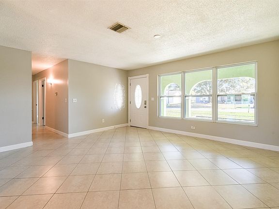 5th image of 332 NE Cullman Court