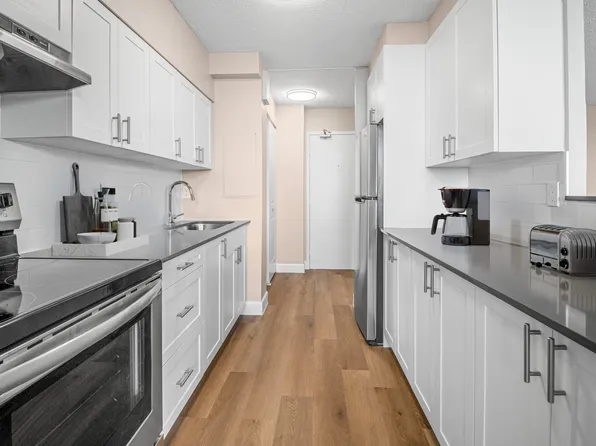 Lakeview Apartments, 360 Croydon Ave, Ottawa, ON K2B 8A4