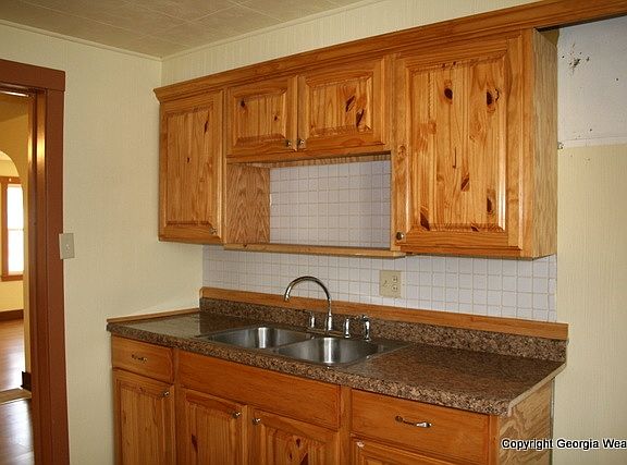 4th image of 901 W 6th St