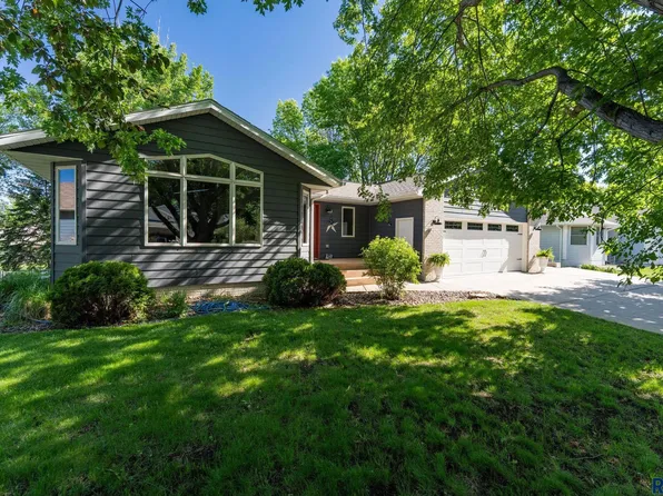 200 E 9th St, Crooks, SD 57020